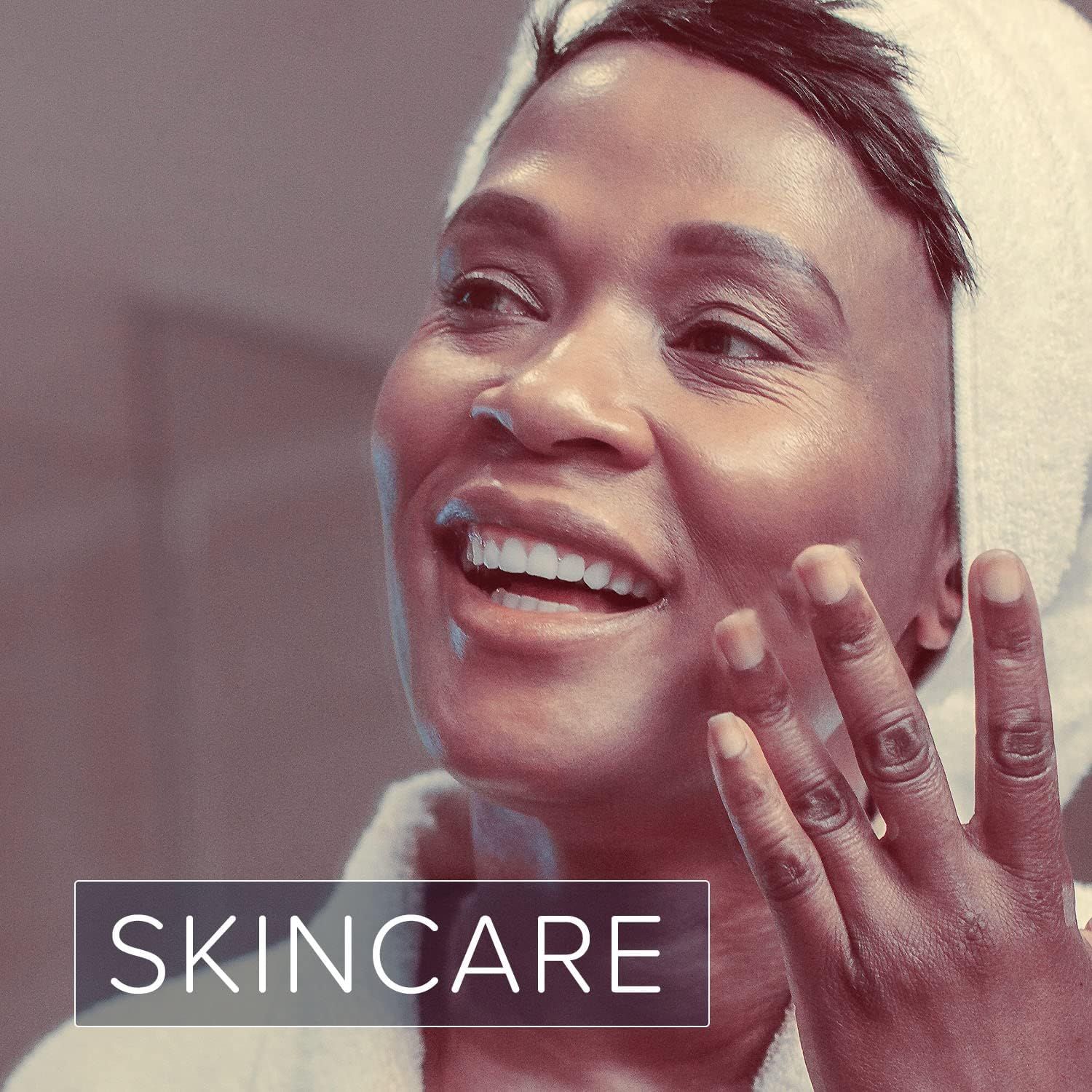 Frau trägt Handtuch, berührt Gesicht. Text: SKINCARE.