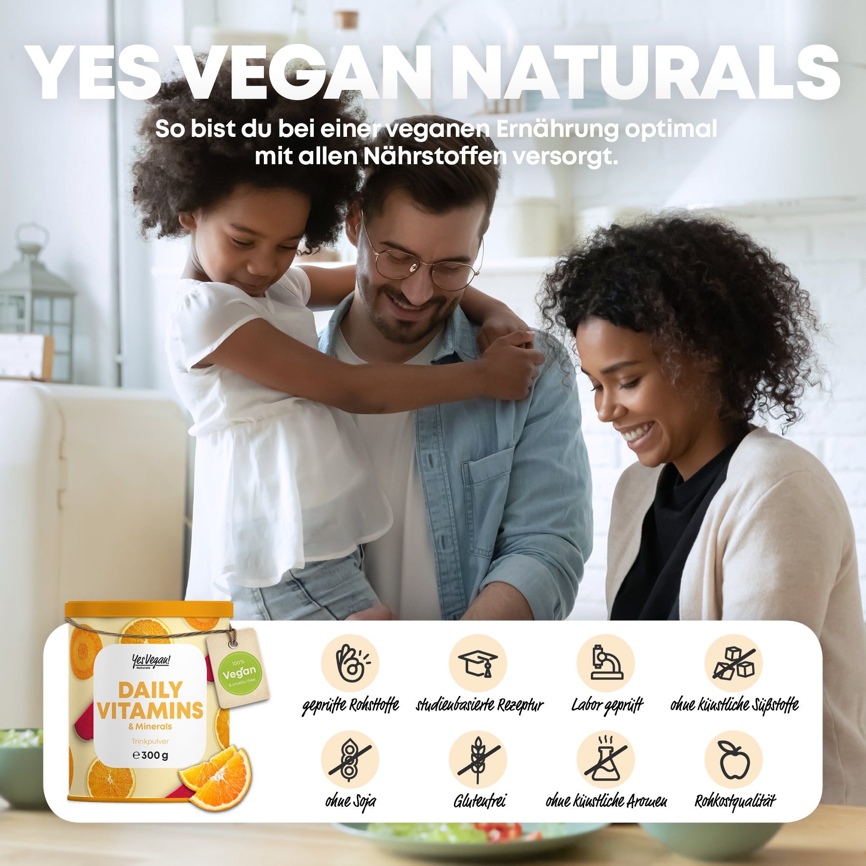 Familie in Küche mit Dose "Daily Vitamins & Minerals". Text: Yes Vegan Naturals. Vegan-Siegel. Produkt-Zertifizierungen.
