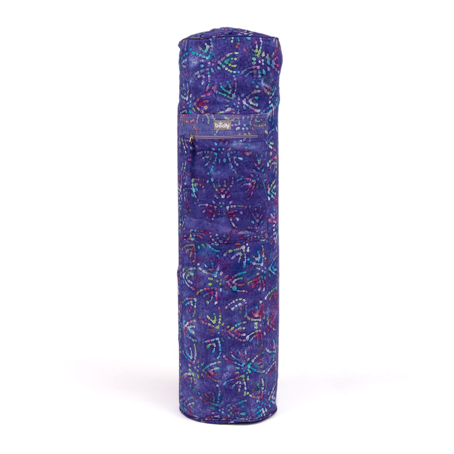 Sac de yoga, cylindrique, debout. Tissu lila à motifs colorés. Avec sangle et boucle. Sur fond blanc.