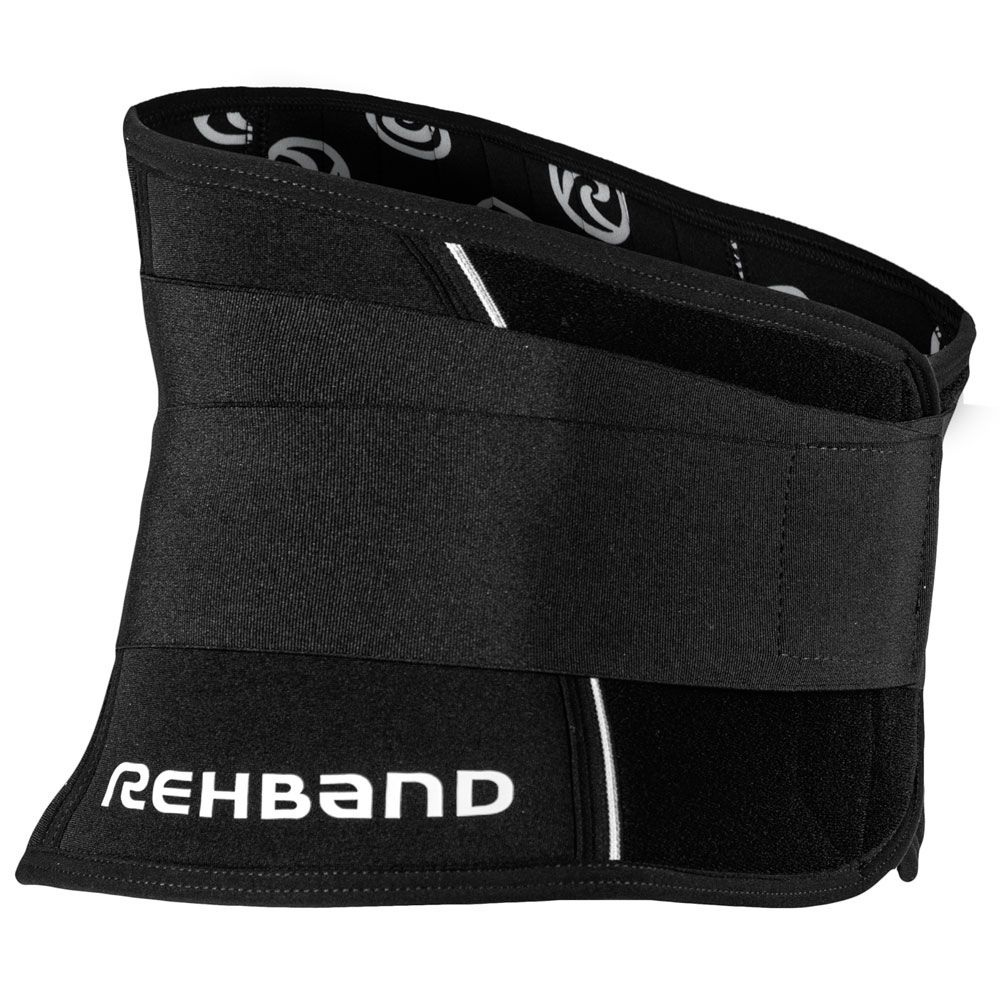 Schwarze Rückenbandage mit REHBAND-Schriftzug. Elastische Bänder und Klettverschlüsse. Weißer Streifen an der Seite. Logo am oberen Rand.