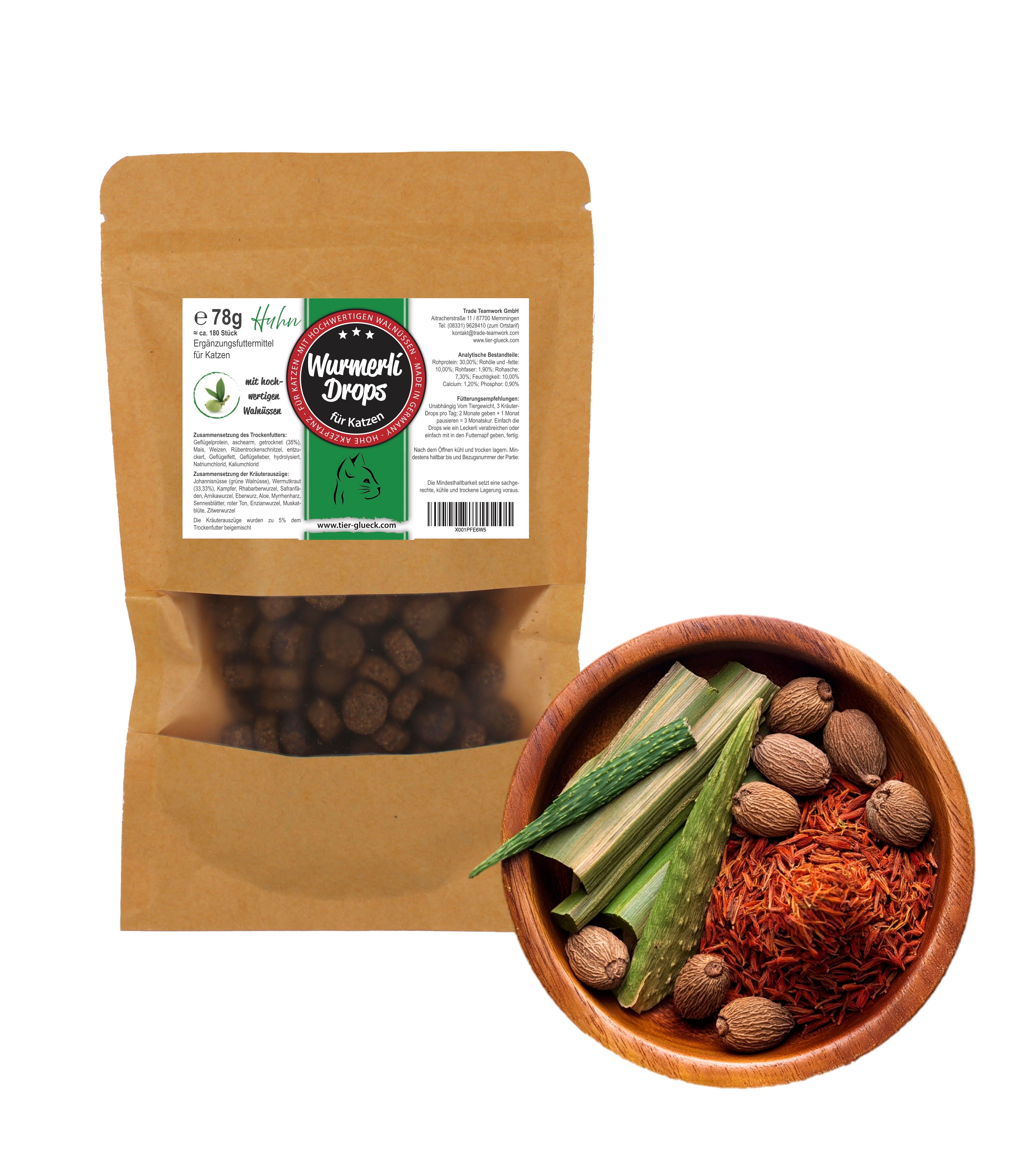 Beutel mit Wurmerli Drops für Katzen neben einer Holzschale mit Zutaten. Aufdruck: 78g, Kräuter, Logo.