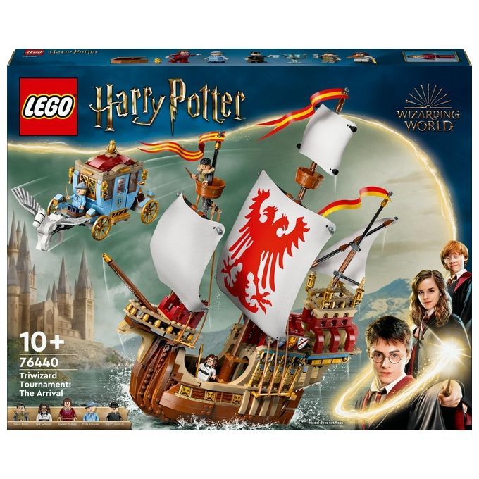 Set LEGO Harry Potter che raffigura il Torneo Tremaghi: L'Arrivo. Il set mostra una nave con l'emblema di un'aquila rossa sulla vela, una carrozza con cavalli alati e i personaggi Harry, Hermione e Ron.