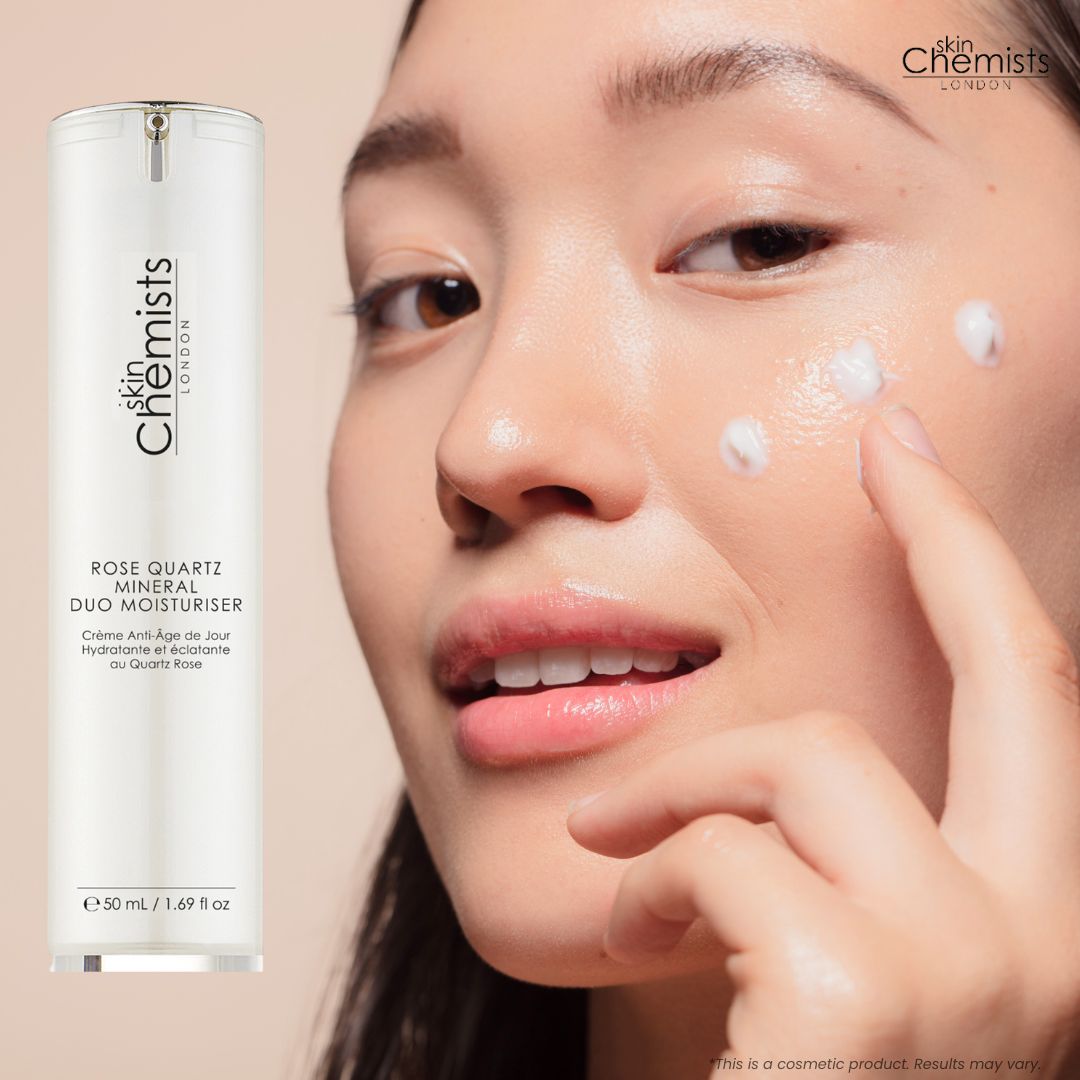 Gesicht einer Person. Flasche mit 'skinChemists LONDON'. Text: 'Rose Quartz Mineral Duo Moisturiser'. Creme wird aufgetragen.