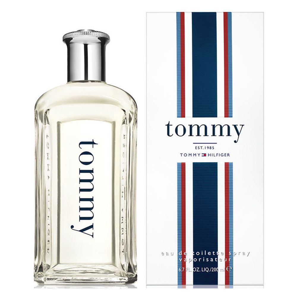 Flakon und Verpackung von Tommy Hilfiger Eau de Toilette. Flakon mit blauem Schriftzug. Verpackung mit Streifenmuster.
