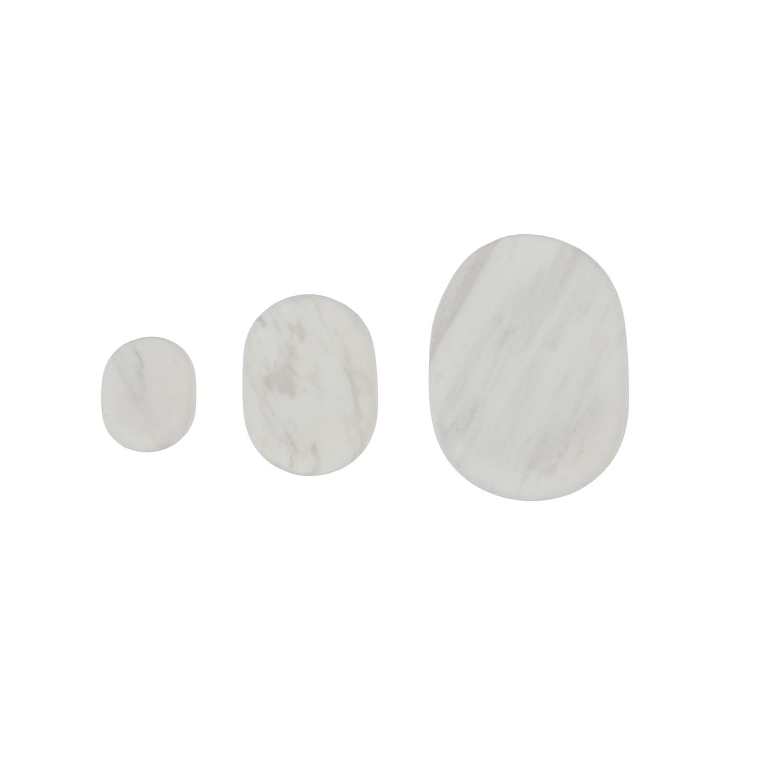 Drei weiße, ovale Steine unterschiedlicher Größe, nebeneinander angeordnet. Auf weißem Hintergrund.