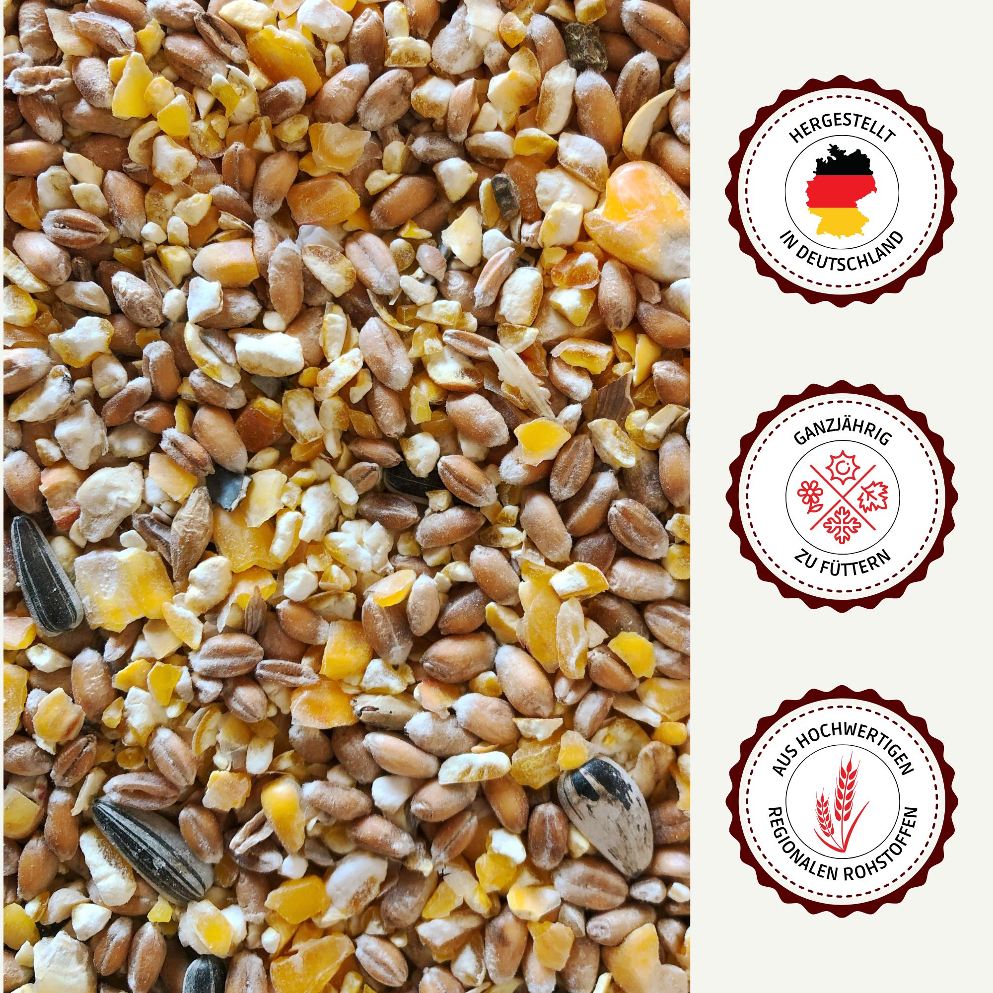 Nahaufnahme von Körnermischung. Text: Hergestellt in Deutschland. Ganzjährig zu füttern. Aus hochwertigen, regionalen Rohstoffen.