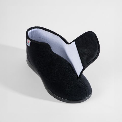 Rückansicht von schwarzen Sandalen mit Klettverschluss.