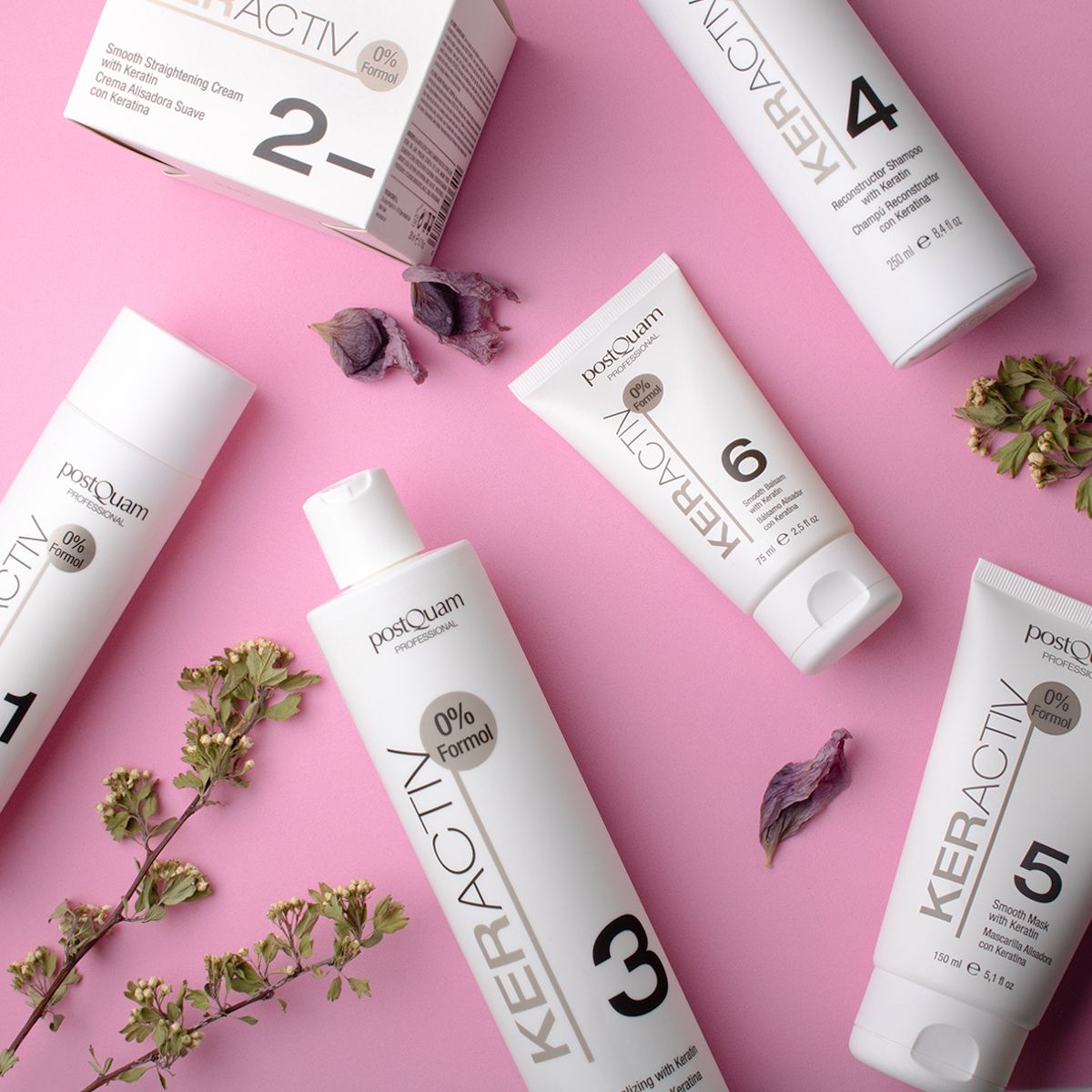Mehrere weiße Flaschen und Tuben mit "Postquam Keractiv" auf rosa Hintergrund. Produkte mit Nummern 1, 2, 3, 4, 5 und 6.