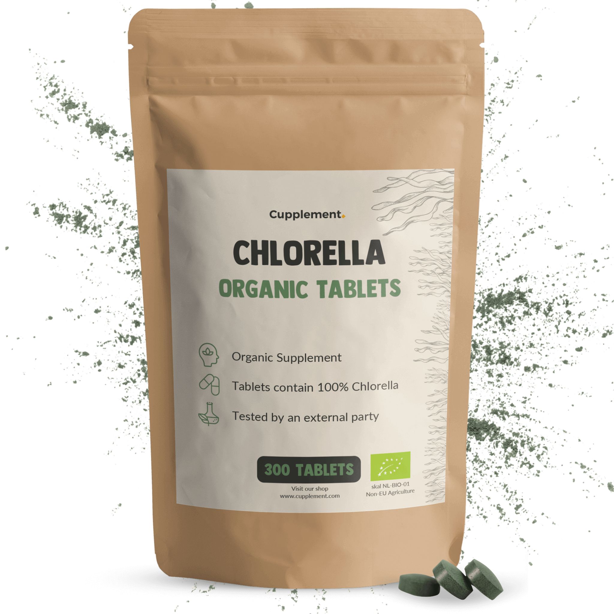 Braune Verpackung mit Chlorella Organic Tablets. 300 Tabletten, Bio-Siegel, grüne Tabletten daneben.
