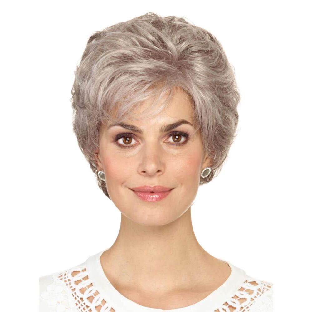 Perücke MONACO von DELUXE. Kurze, graue Kunsthaarperücke mit gewellter Struktur. Frontale Ansicht einer Frau.