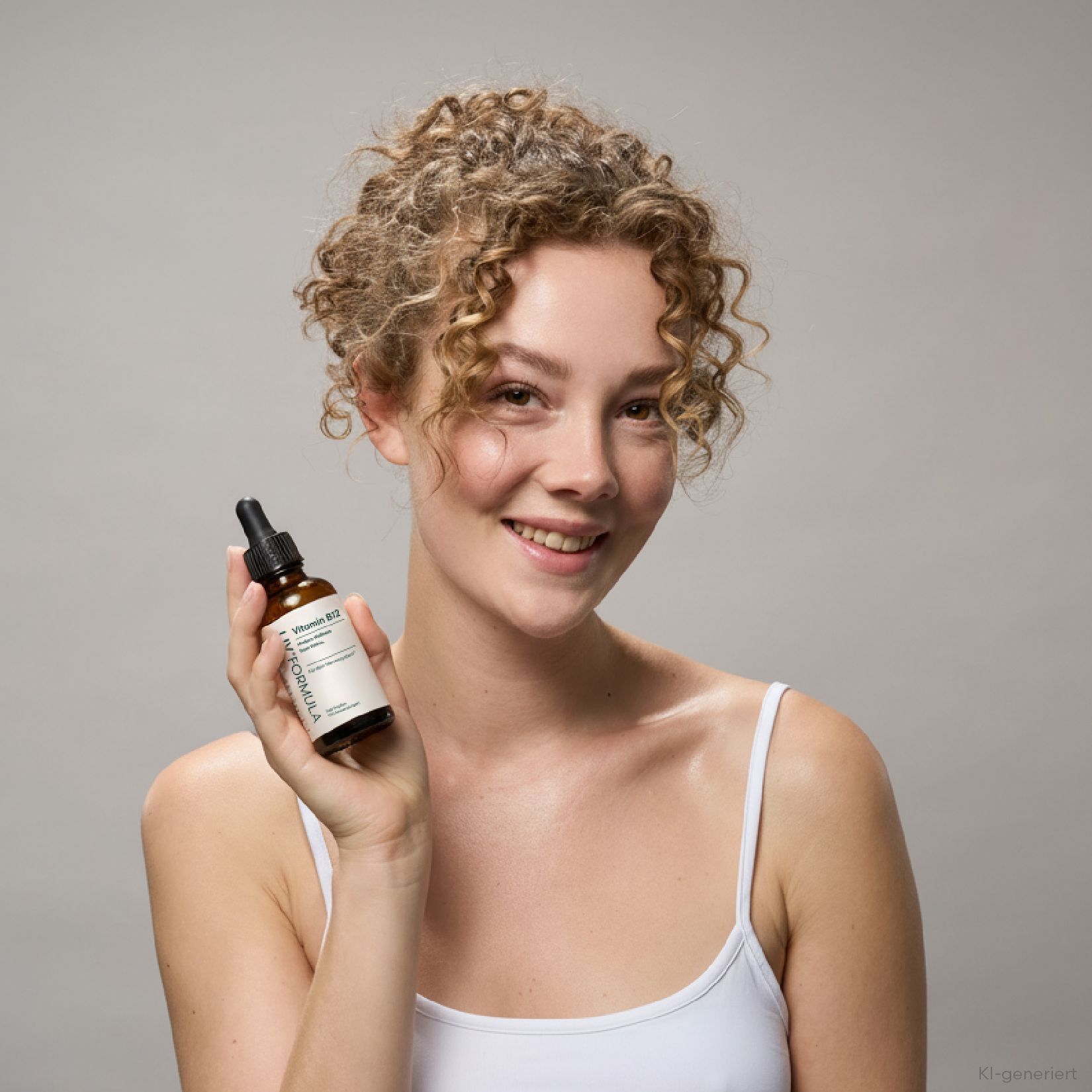 Lächelnde Frau mit lockigem Haar hält eine kleine braune Flasche mit Pipette.