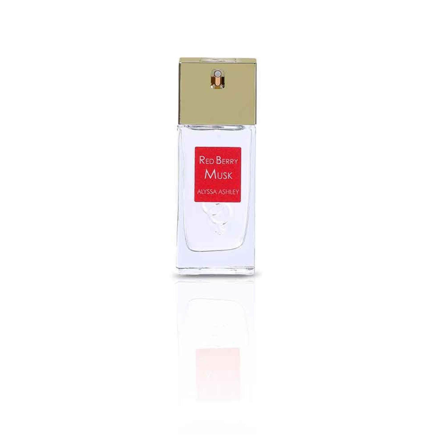 Flacone di profumo con etichetta rossa. Scritta: Red Berry Musk, Alyssa Ashley. Tappo dorato.