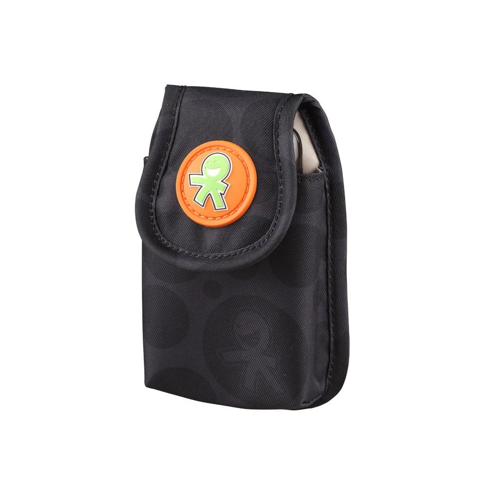Schwarze Kameratasche mit orangenem Logo. Runde Form, Klappe mit Klettverschluss. Muster aus Kreisen mit Figuren.