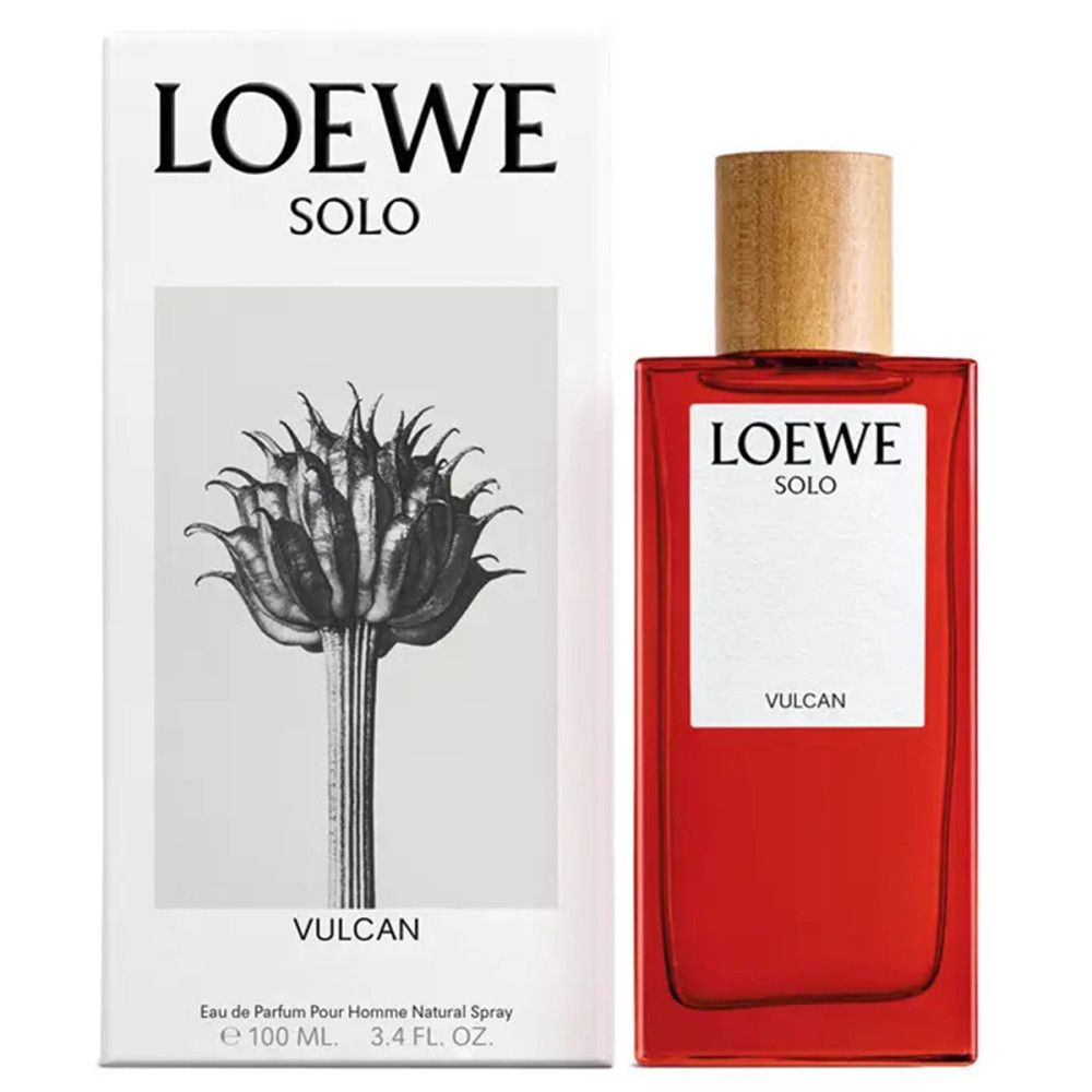 Rote Glasflasche mit Holzdeckel, daneben weiße Verpackung mit Pflanzenzeichnung und Aufschrift "LOEWE SOLO VULCAN".