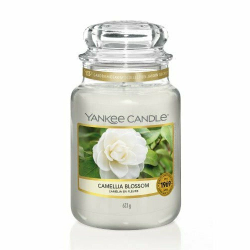 Kerzenglas mit Deckel. Aufkleber mit Blüte und Schriftzug. Goldfarbener Rand. Marke: Yankee Candle. Aufschrift: Camellia Blossom, 623g.