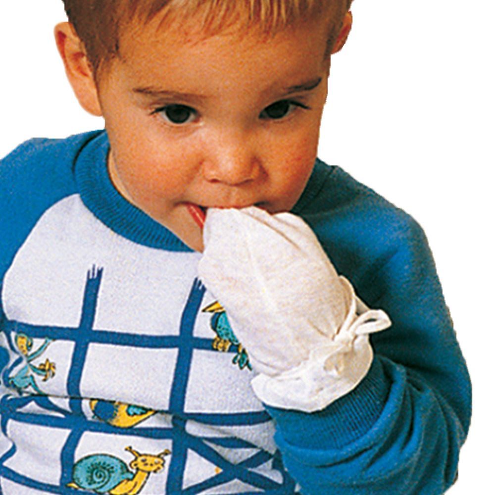 Weißer Fäustling für Säuglinge am Finger eines Kindes. Mit Bindeband.