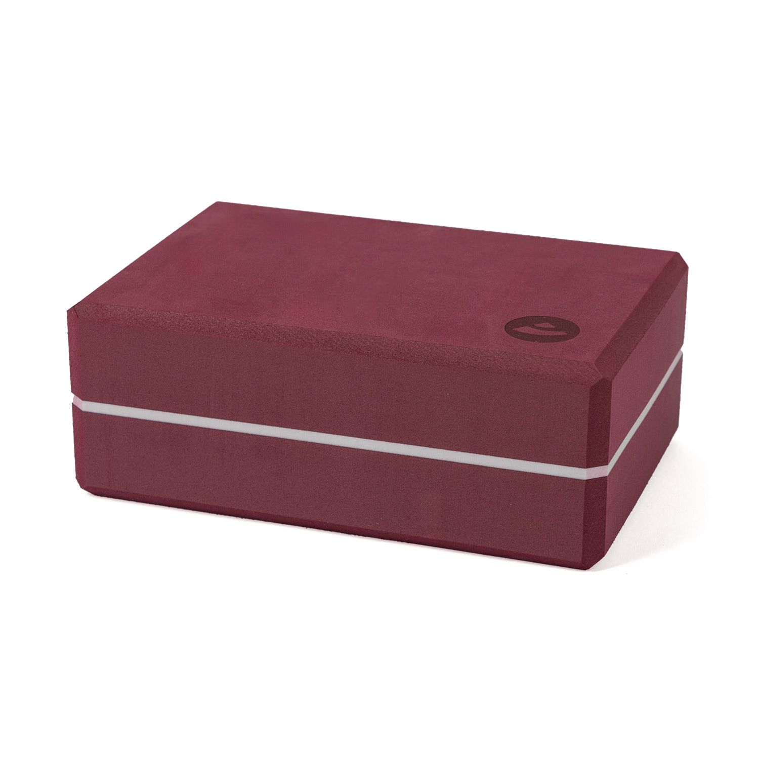 Bordeauxfarbener Yogablock mit weißem Streifen und Logo. Rechteckige Form. Aus Schaumstoff.