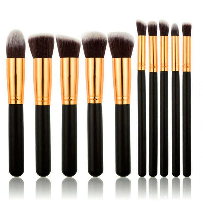 Set mit 10 Make-up Pinseln. Schwarze Griffe, goldfarbene Zwingen und Pinselköpfe in verschiedenen Formen und Größen.