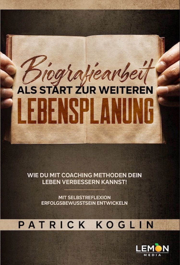 Buchcover: "Biografiearbeit als Start zur weiteren Lebensplanung". Autor: Patrick Koglin. Verlag: Lemon Media. Hände halten ein offenes Buch.