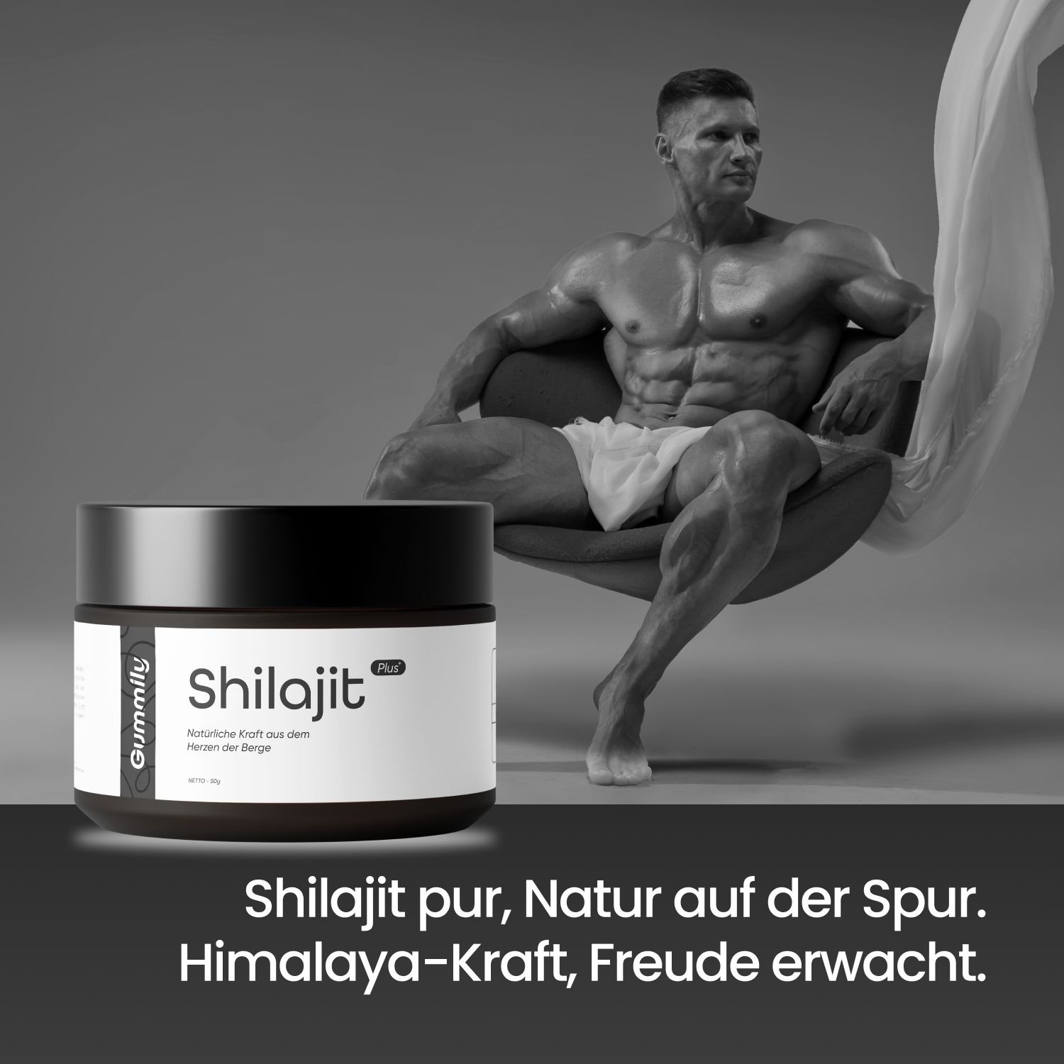 Schwarz-weiß Bild. Mann mit freiem Oberkörper neben Dose 'Shilajit Plus'. Text: 'Shilajit pur, Natur auf der Spur. Himalaya-Kraft, Freude erwacht'.