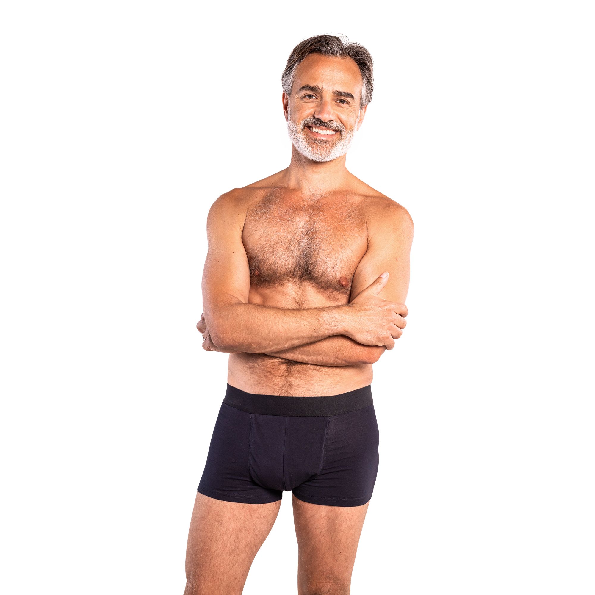 Mann mit grauen Haaren und Bart, trägt schwarze Inkontinenz-Boxershorts. Steht mit verschränkten Armen.