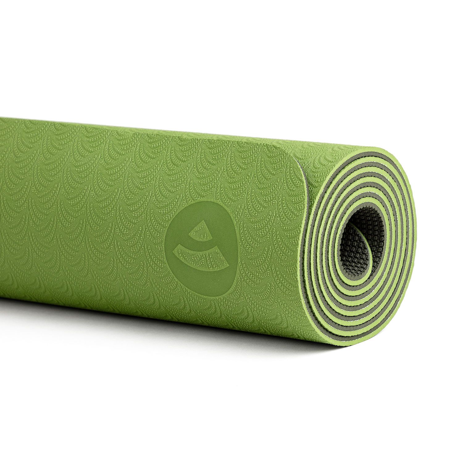 Gerollte Yogamatte, grün und anthrazit. Logo auf der grünen Oberseite. Detailansicht der gerollten Kante.