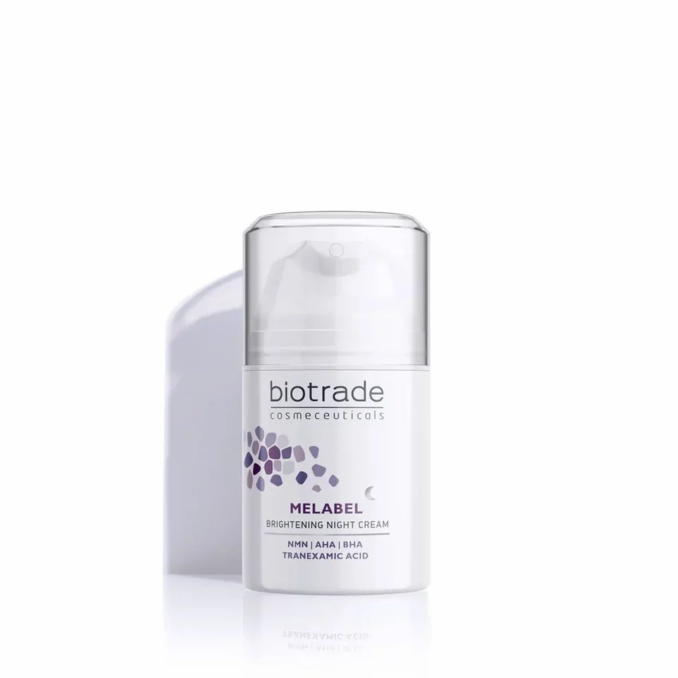 Weißer Spender mit transparentem Deckel. Aufschrift: Biotrade, Melabel Brightening Night Cream. Enthält AHA, BHA, Tranexamsäure.