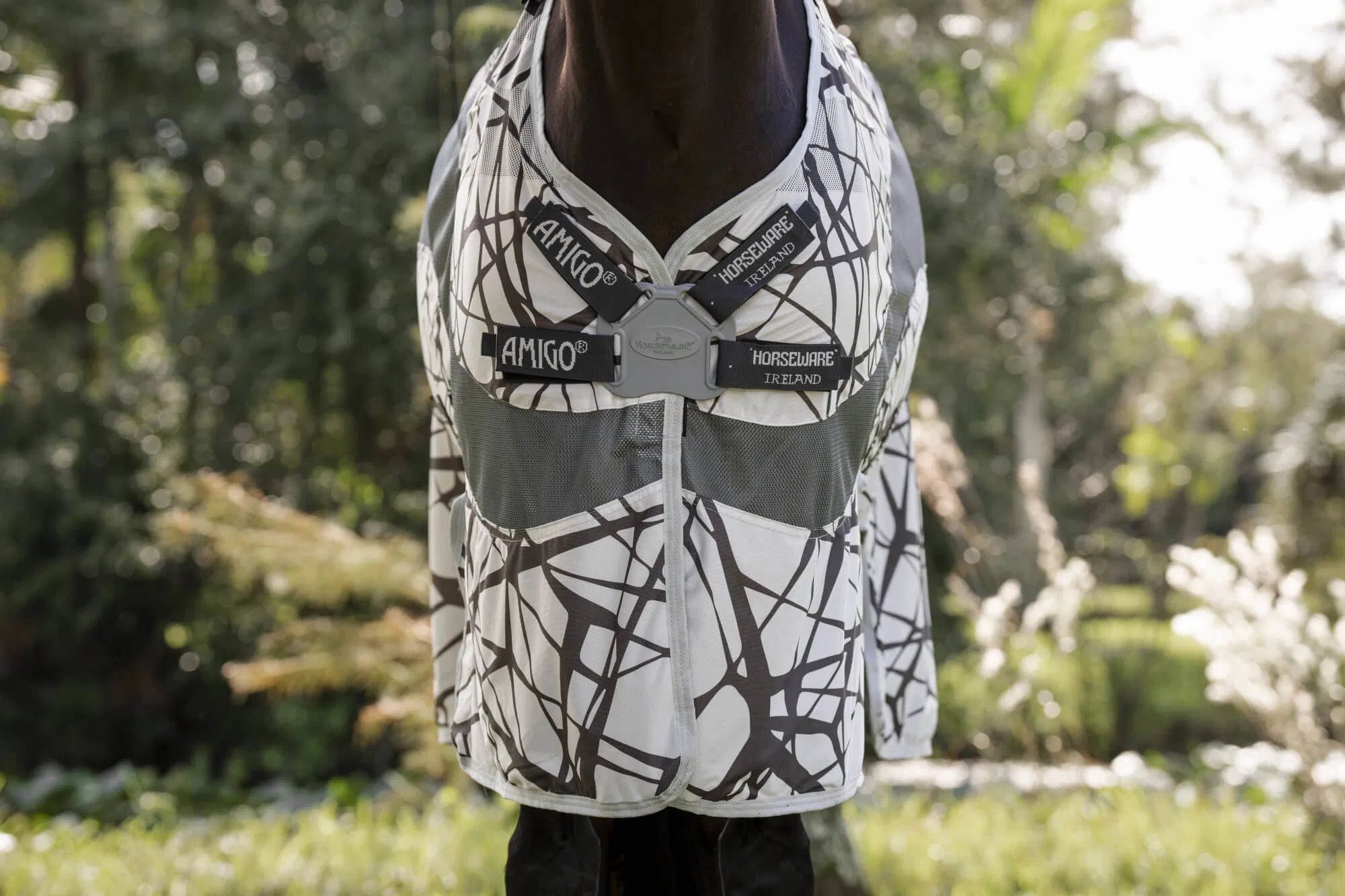 Nahaufnahme der Pferdedecke. Schwarzes und weißes Muster. Logos von Amigo und Horseware Ireland sind sichtbar.