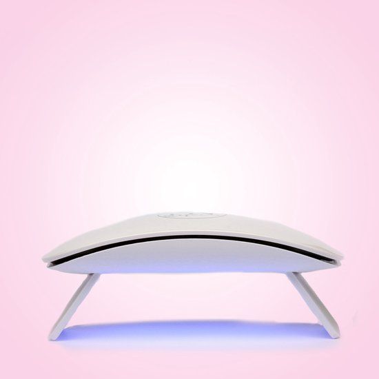 Weiße UV-Lampe mit gebogener Form und zwei ausklappbaren Füßen. Blaue UV-Beleuchtung sichtbar.