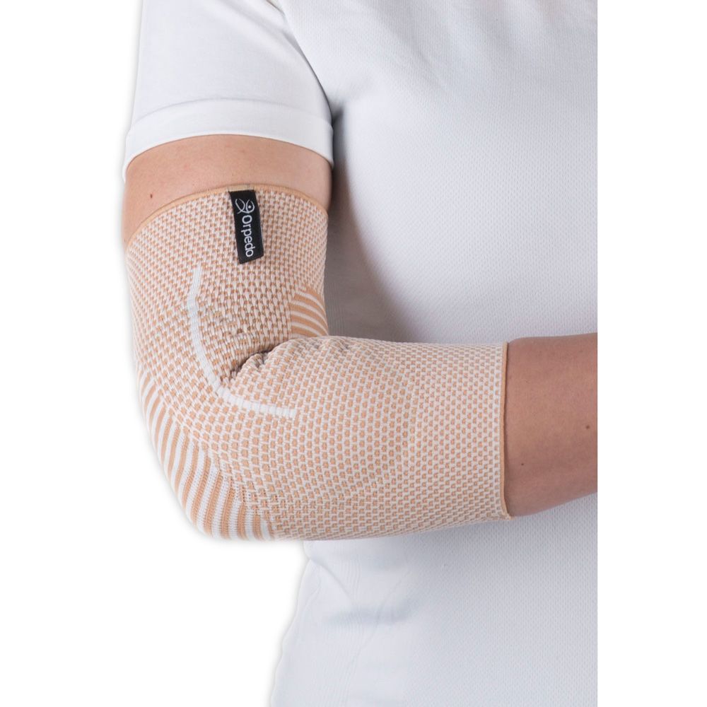 Hautfarbene Ellenbogenbandage. Das Produkt bedeckt den Ellenbogen und einen Teil des Unterarms. Auf der Bandage ist das Logo von Orpedo zu sehen.