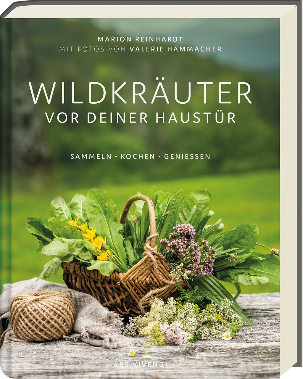 Buchcover mit Titel "Wildkräuter vor deiner Haustür". Korb mit Kräutern, Garnrolle, graues Tuch. Autor: Marion Reinhardt.
