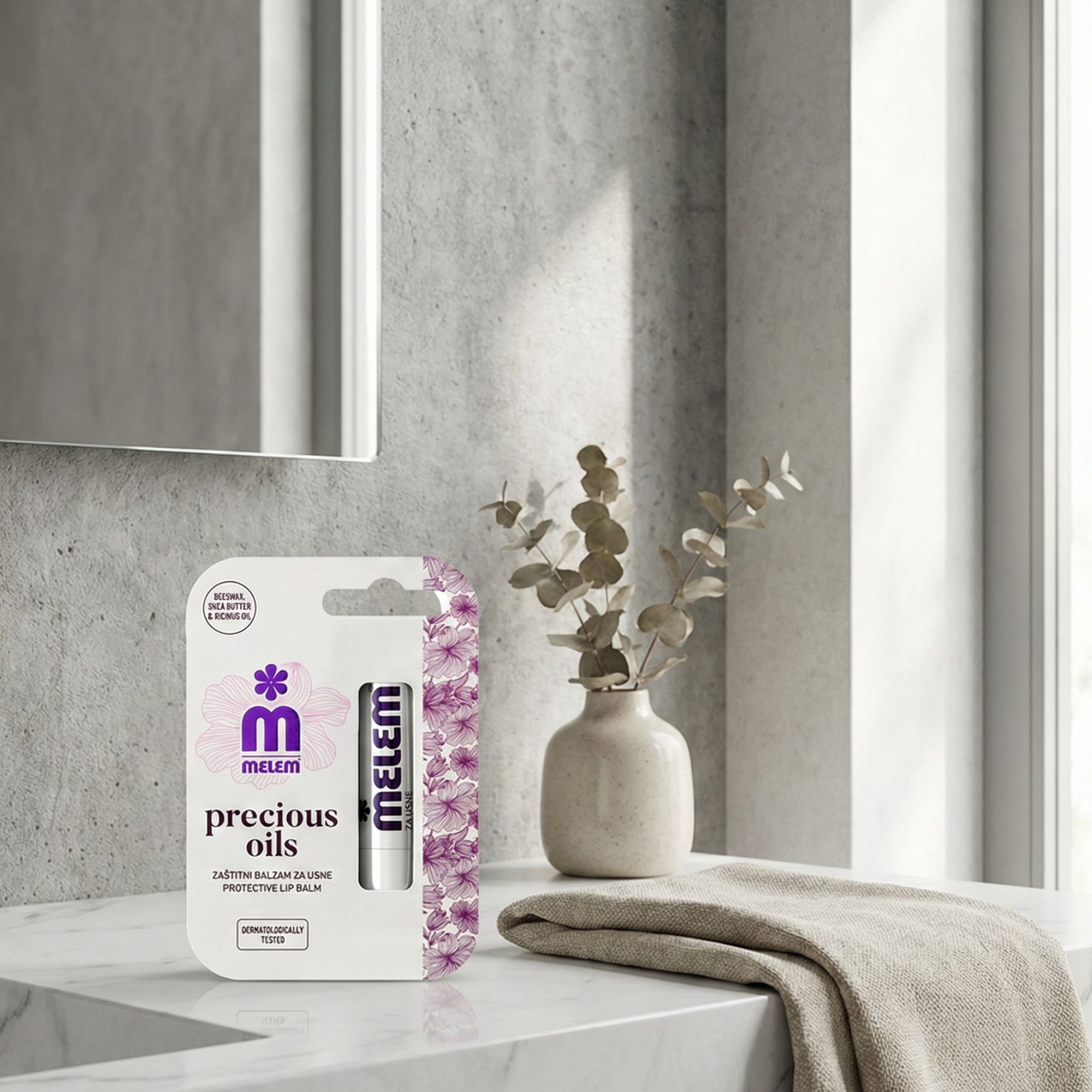 Melem Schützender Lippenbalsam in Verpackung. Weißes Produkt mit lila Akzenten. Auf Waschbecken.