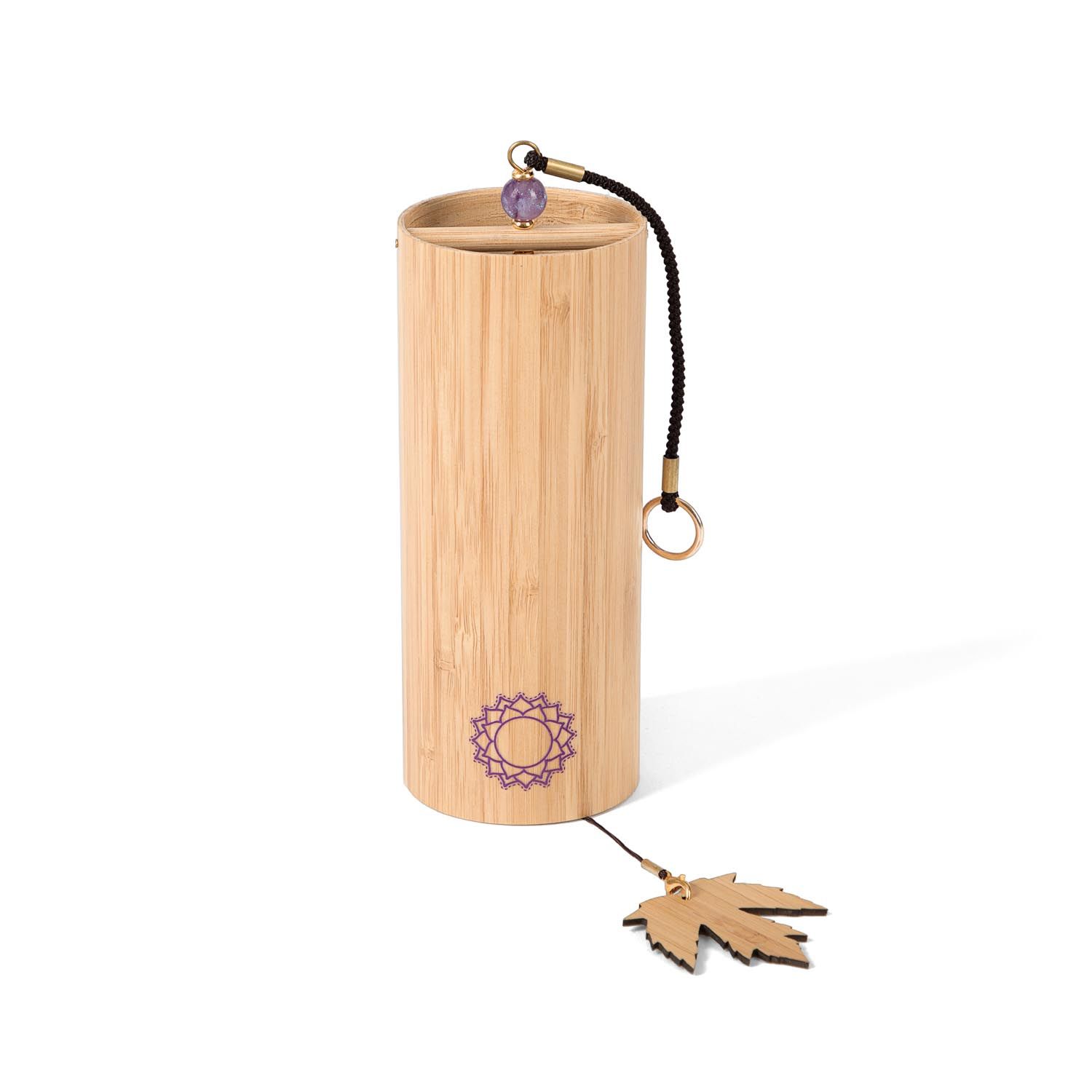 Klangspiel aus Bambus. Lila Chakra-Symbol. Holzblatt. Amethyst-Kugel. Schwarze Schnur. Zylindrische Form.