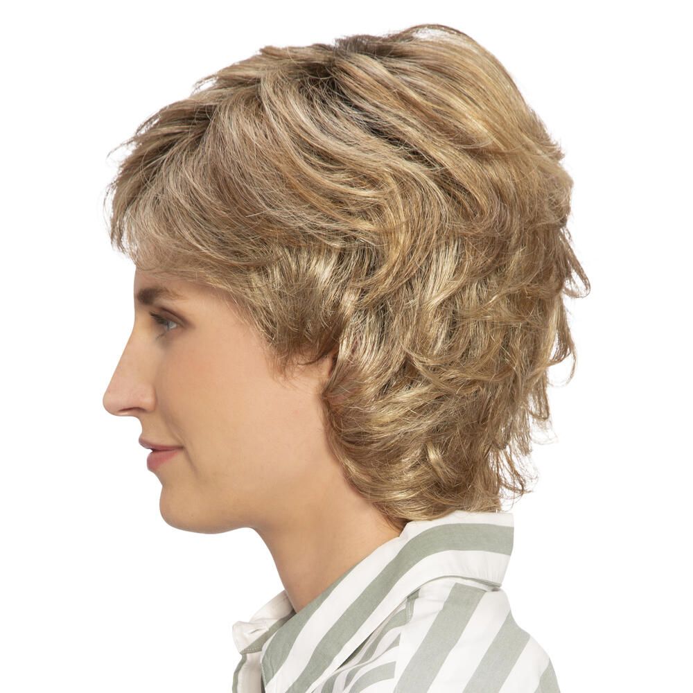 Blonde Perücke mit kurzem, gewelltem Haar. Seitenansicht. Person trägt gestreiftes Hemd.