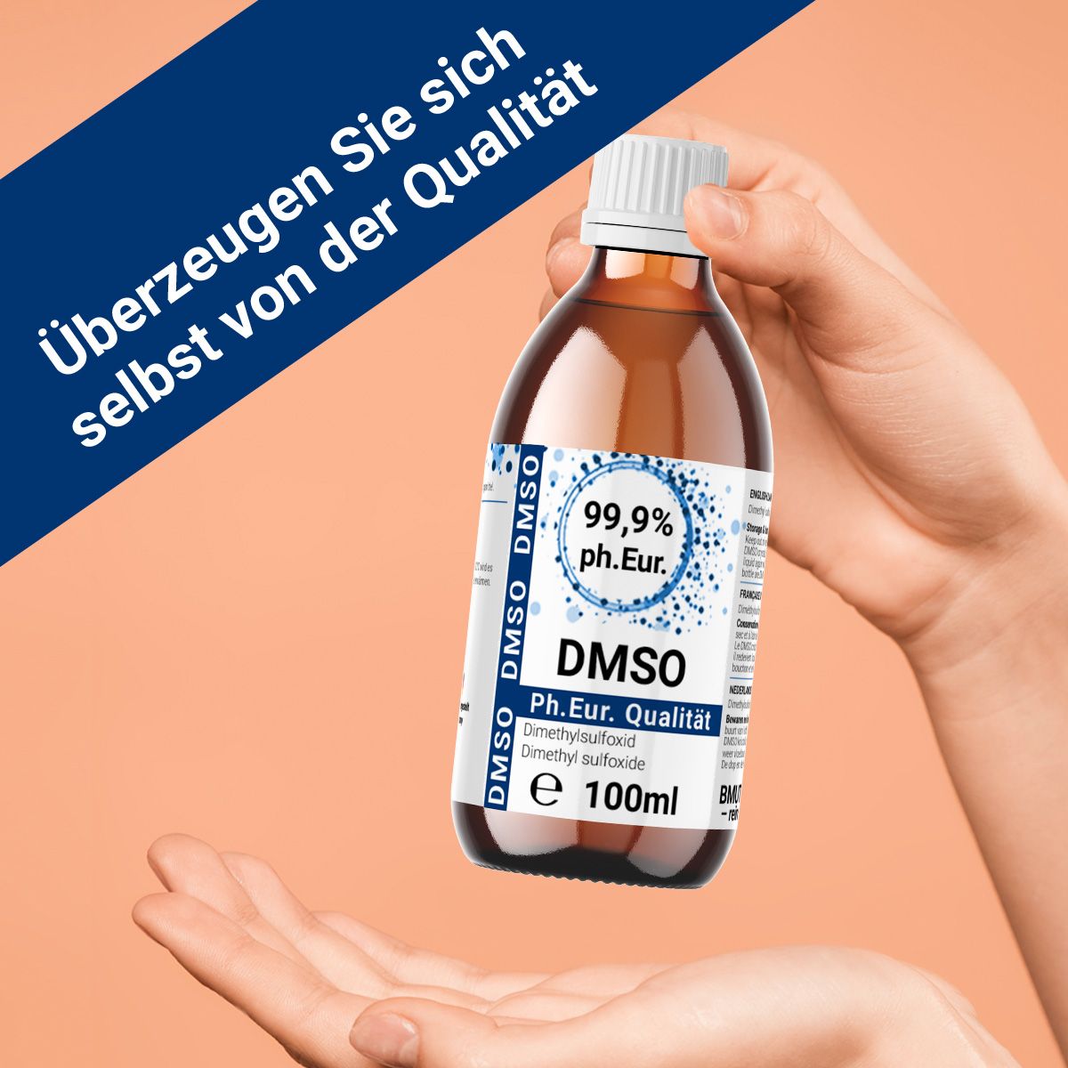 Braunglasflasche mit Etikett, DMSO 99,9% ph. Eur., gehalten von einer Hand. Text: Überzeugen Sie sich selbst von der Qualität.