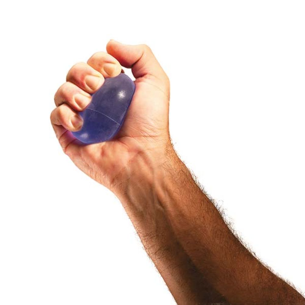 Handtrainer in einer Hand. Der Trainer ist blau und oval. Die Hand ist geschlossen.