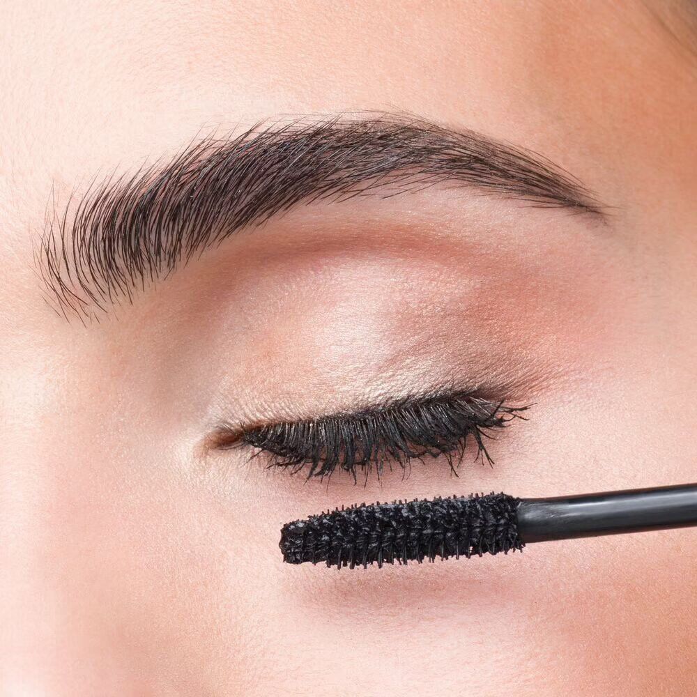 Nahaufnahme eines Auges, das mit ARTDECO All in One Mascara getuscht wird.