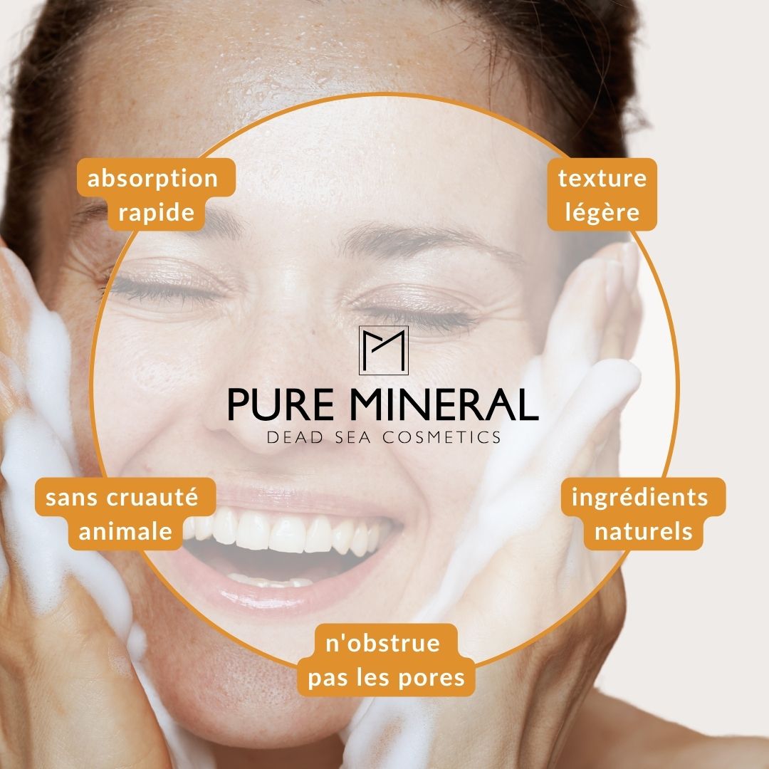Femme avec mousse sur le visage. Texte : Absorption rapide, texture légère, sans cruauté, ingrédients naturels.