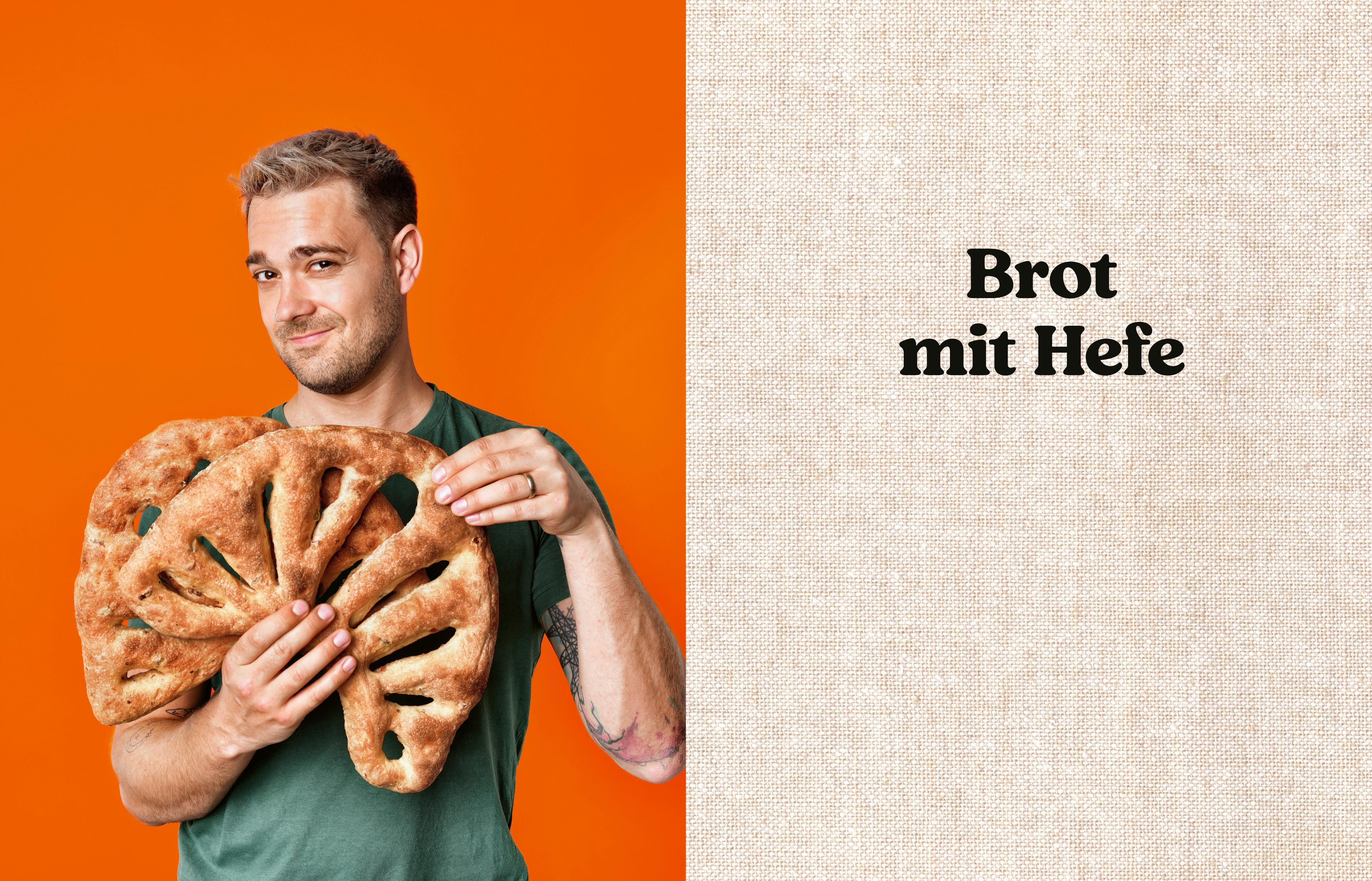 Buch: "Wake & Bake". Autor hält Brot. Text: "Brot mit Hefe". Orangefarbener Hintergrund.