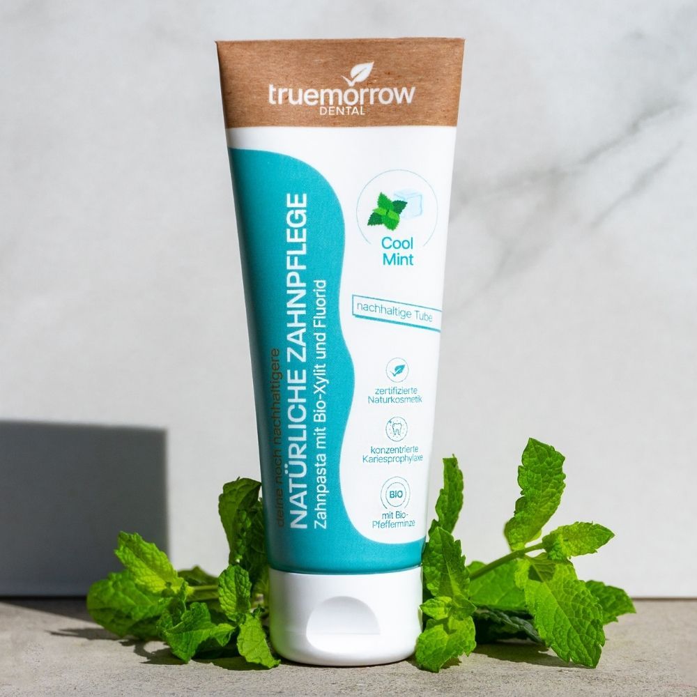 Zahnpasta-Tube "truemorrow" mit "NATÜRLICHE ZAHNPFLEGE" und "Cool Mint"-Aufdruck. Mit Minze.