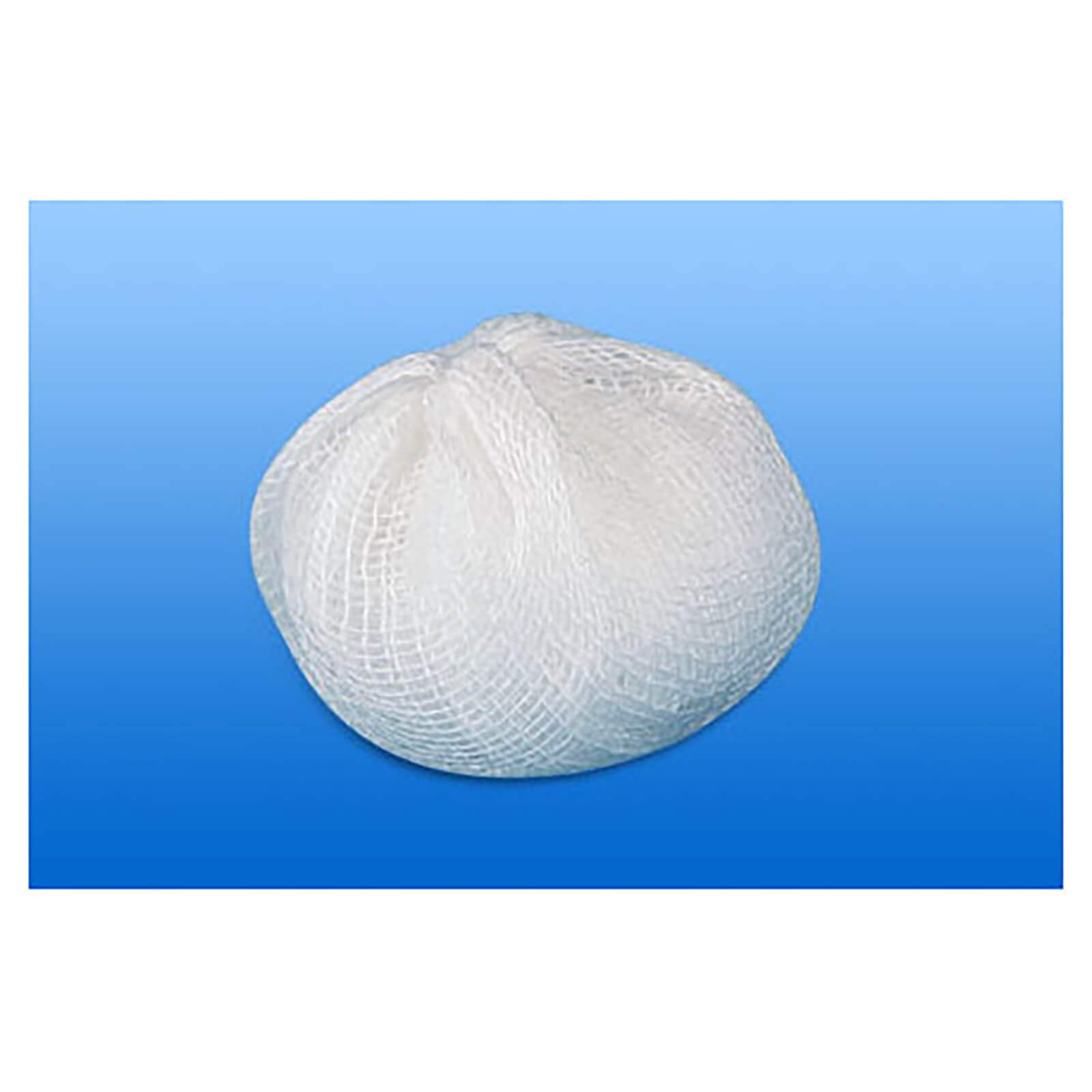 Weißer Mulltupfer, rund, mit Netzstruktur. Auf blauem Hintergrund.