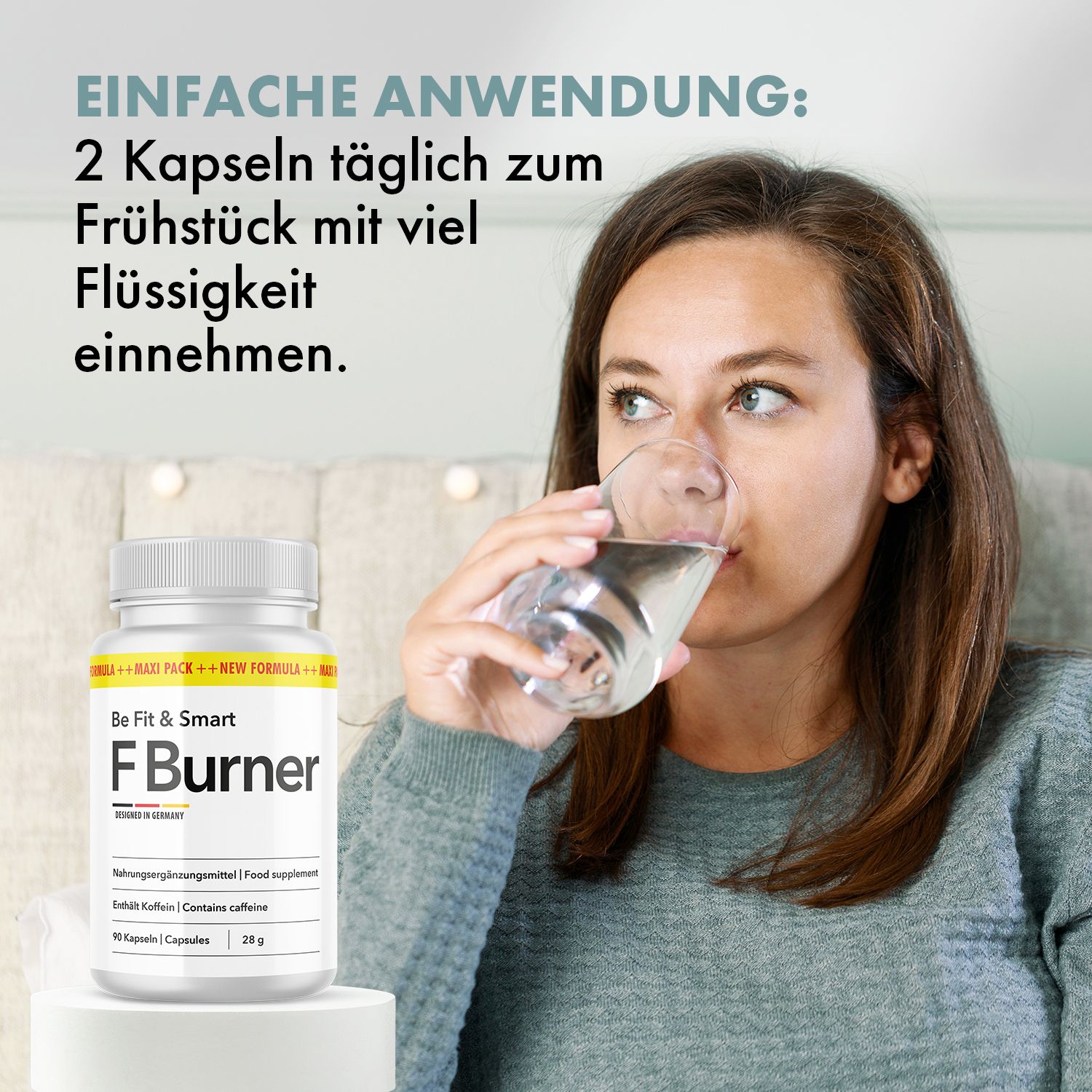 Frau trinkt Wasser neben einem F-Komplex Burner Kapselbehälter. Einfache Anwendung: 2 Kapseln täglich.