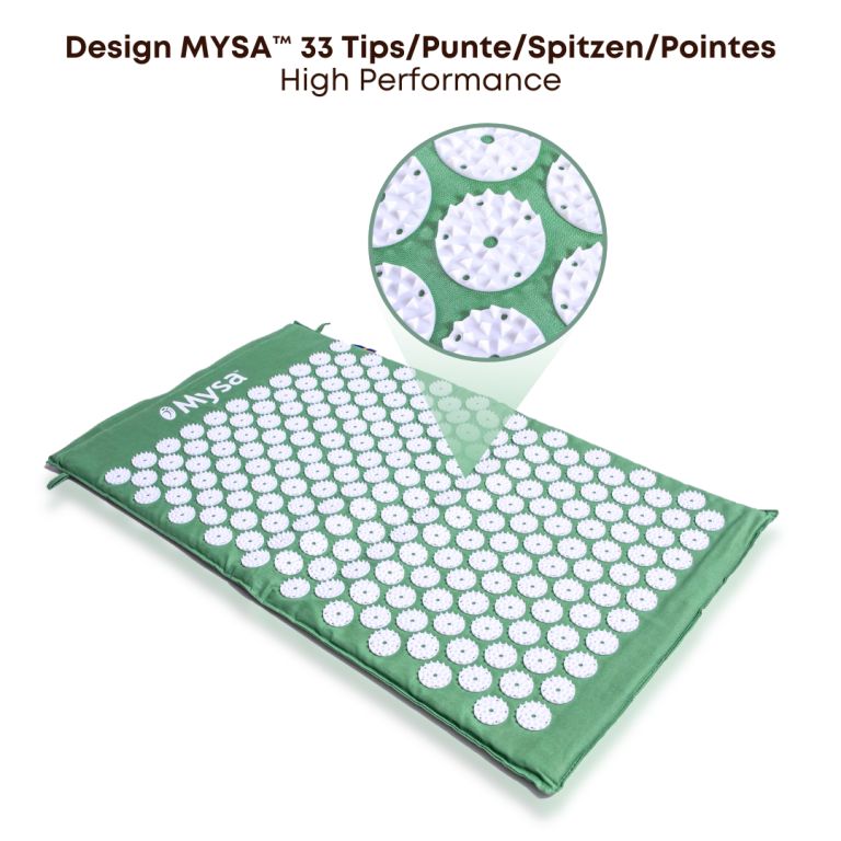 Grüne Akupressurmatte mit weißen Spitzen. Vergrößerte Ansicht der Spitzen. Text: Design Mysa, 33 Tips/Punte/Spitzen/Pointes.