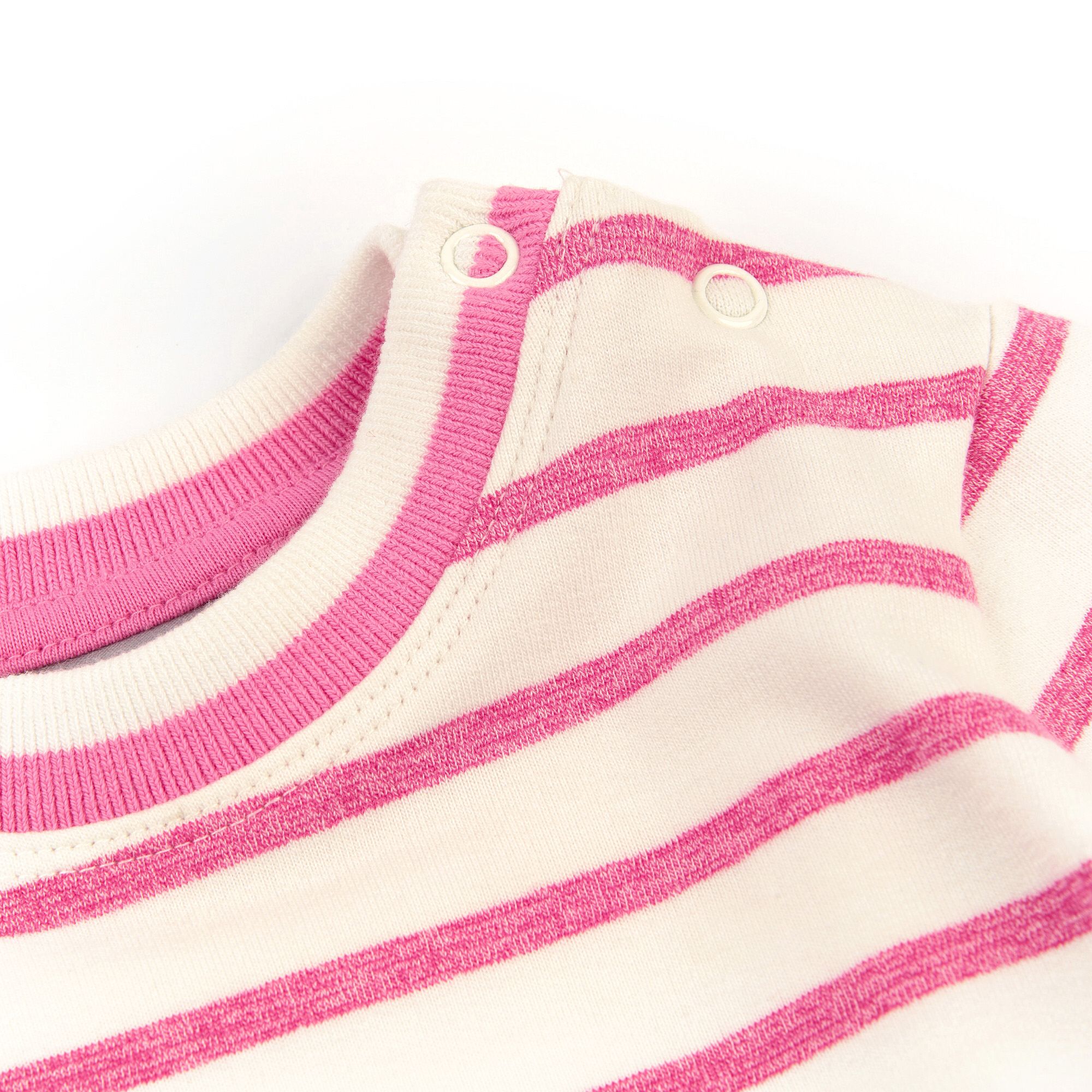 Nahaufnahme des Kragens des rosa gestreiften Baby-Sweatshirts. Mit Druckknöpfen.