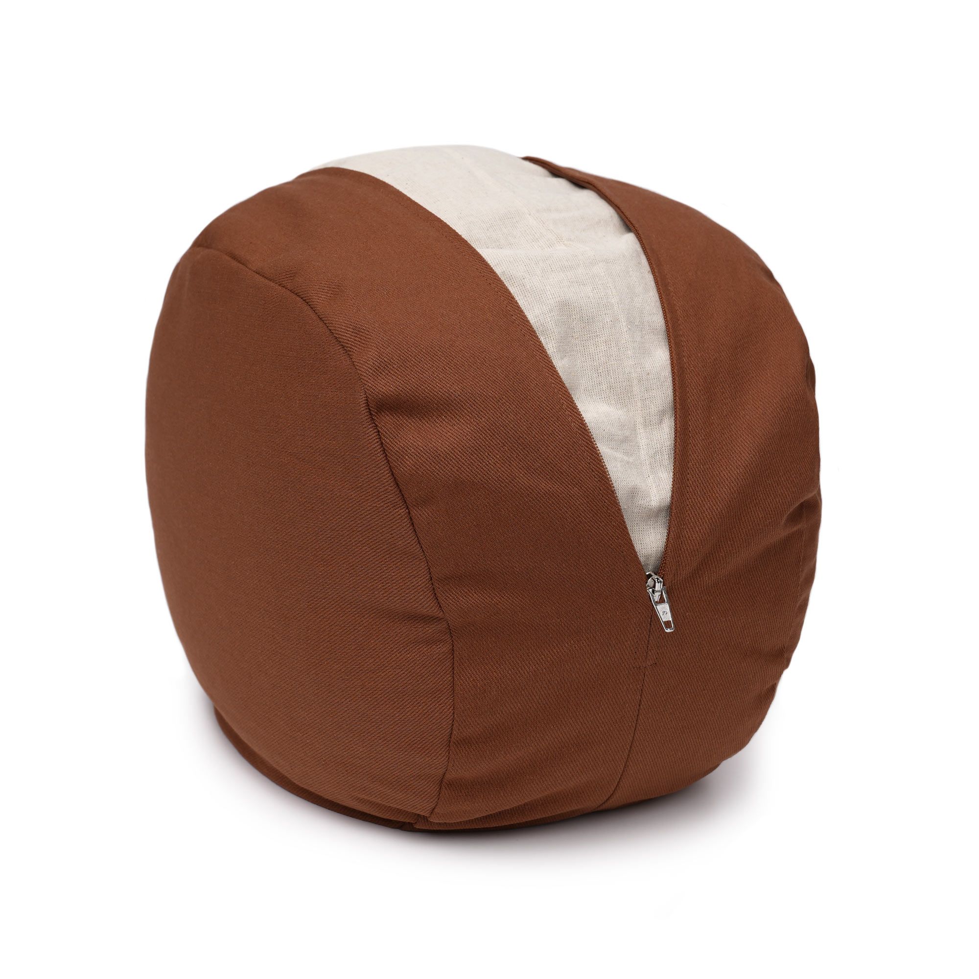 Braunes Yogakissen mit geöffnetem Reißverschluss, der den cremefarbenen Innensack zeigt.