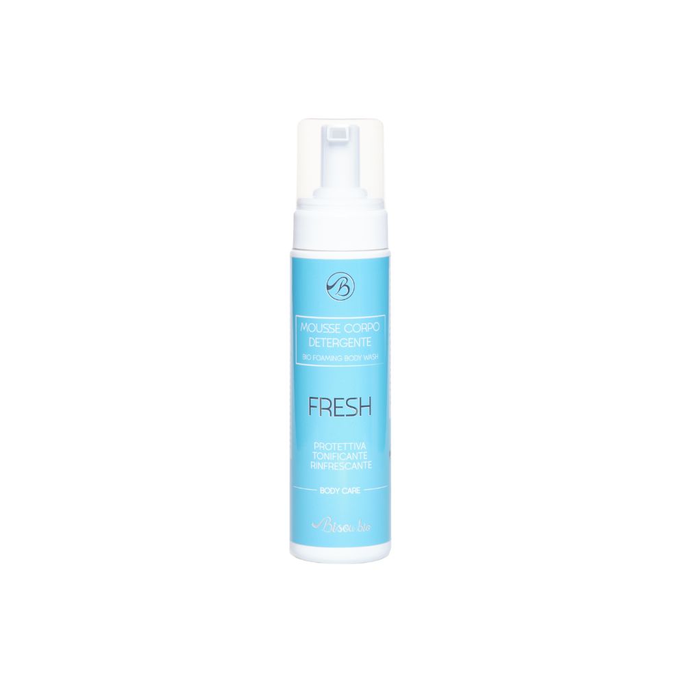 Flacone blu con erogatore bianco. Scritta FRESH, Mousse Corpo Detergente. Marchio BisouBio.