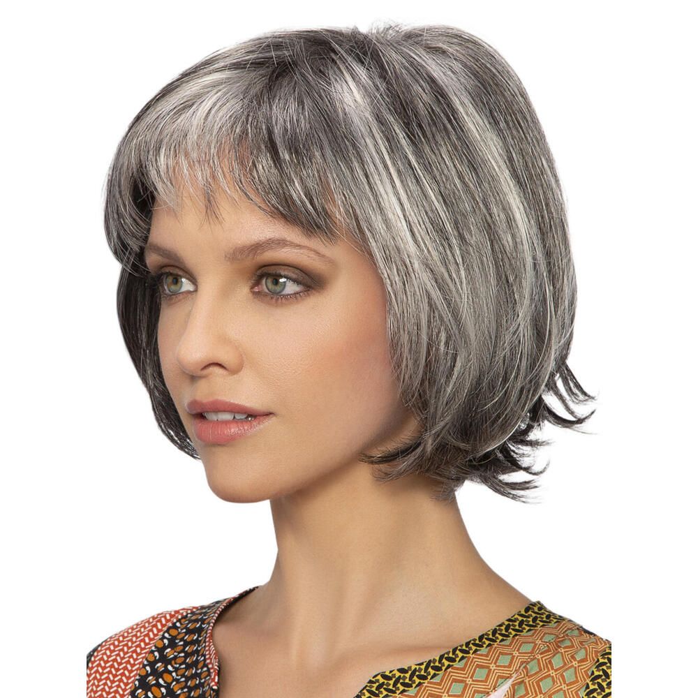 Perücke Maren von trendhair. Grauer Bob mit Pony. Seitenansicht einer Frau.