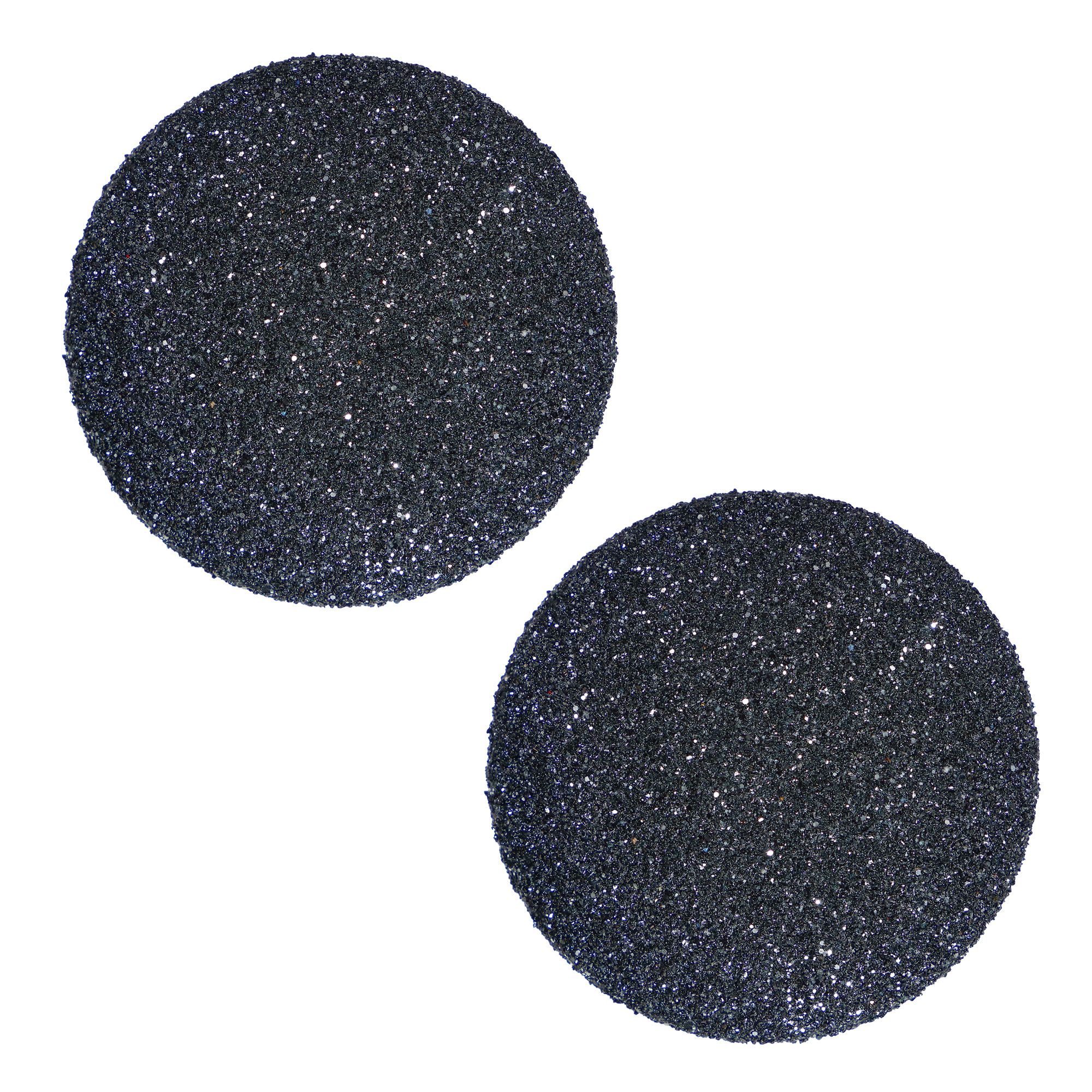 Zwei runde, schwarze Aufsätze mit grober Körnung. Die Oberfläche ist mit kleinen, glitzernden Partikeln bedeckt.