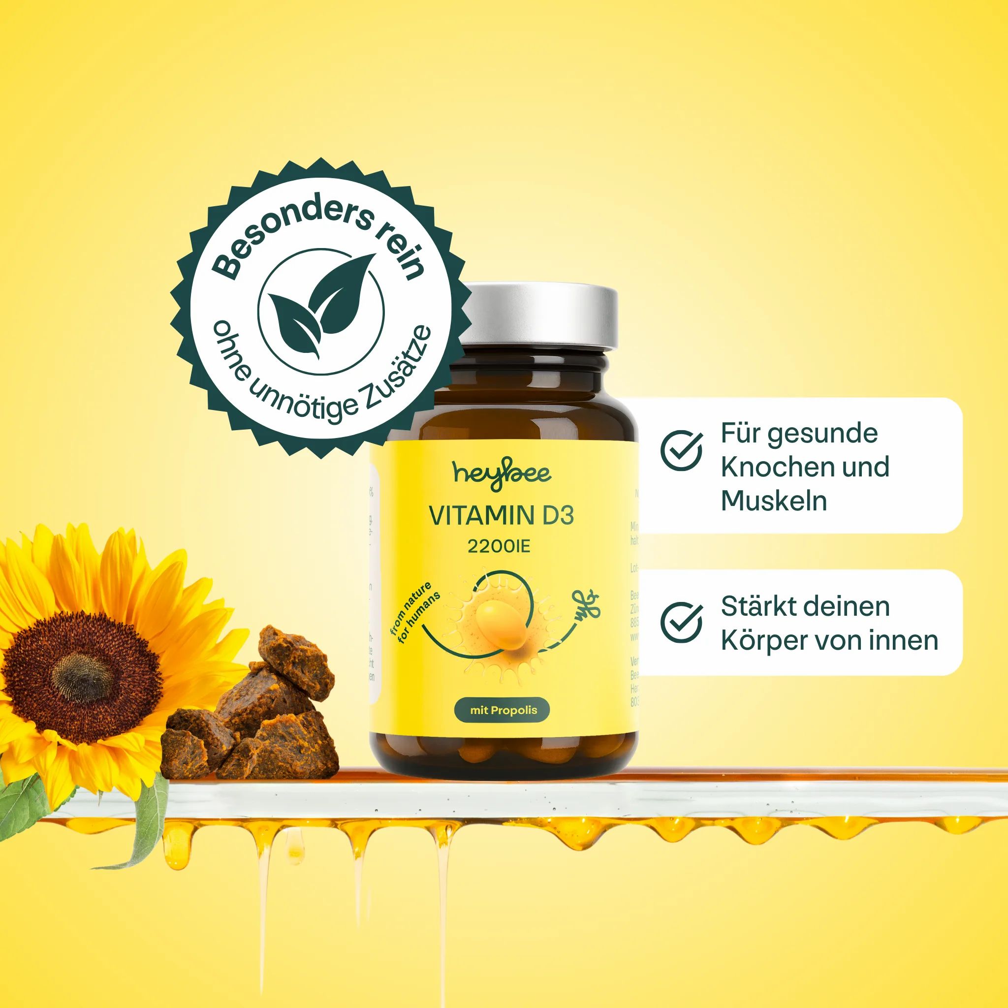 Eine Flasche heybee Vitamin D3 2200 I.E. + Propolis. Braune Glasflasche mit gelbem Etikett. Aufschrift: Vitamin D3, 2200 I.E., mit Propolis. Text: Für gesunde Knochen und Muskeln.