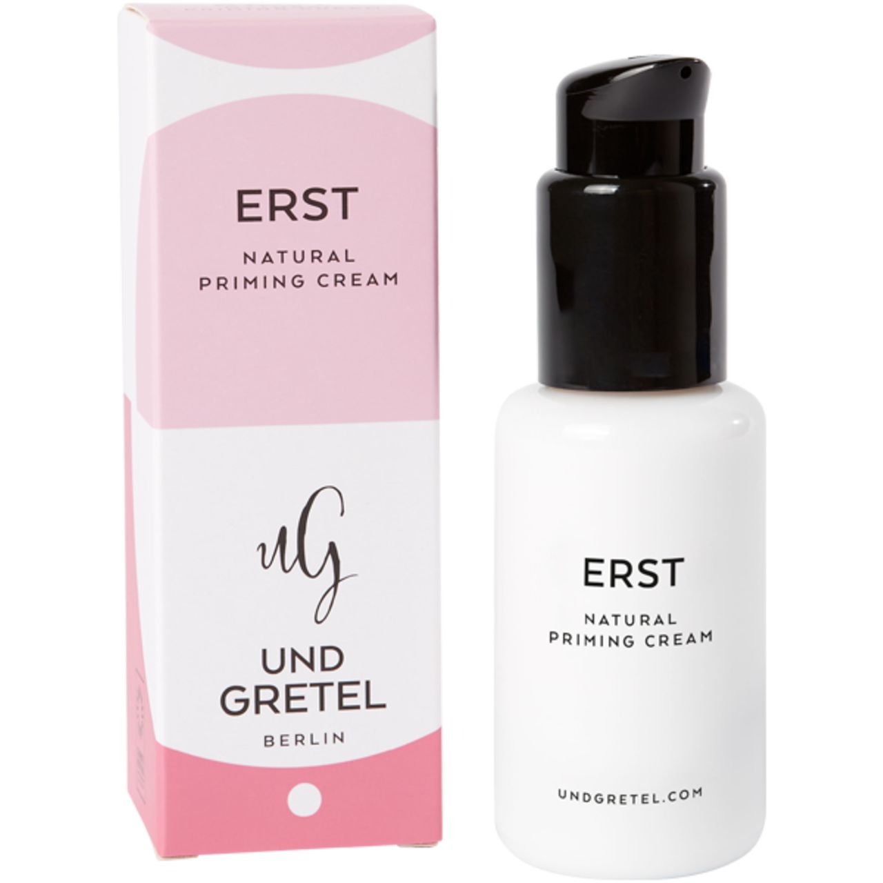 Weiße Flasche mit schwarzem Pumpkopf und rosa Verpackung. Aufschrift: ERST Natural Priming Cream. Logo: und Gretel Berlin.